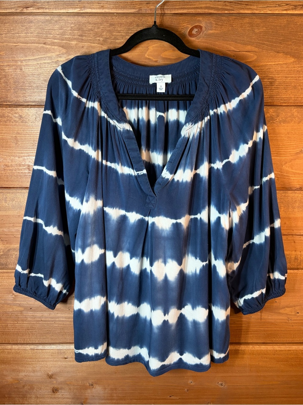 crown & ivy Navy and White Tie-Dye Peasant Blouse Size Small 💕💙